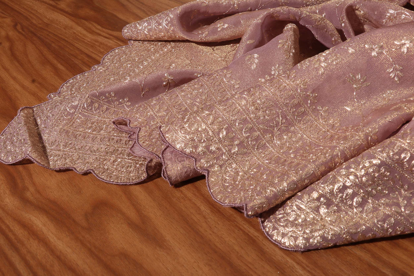 Ethereal Grace – Handwoven Kutch Peeta Zari Tissue Saree 010