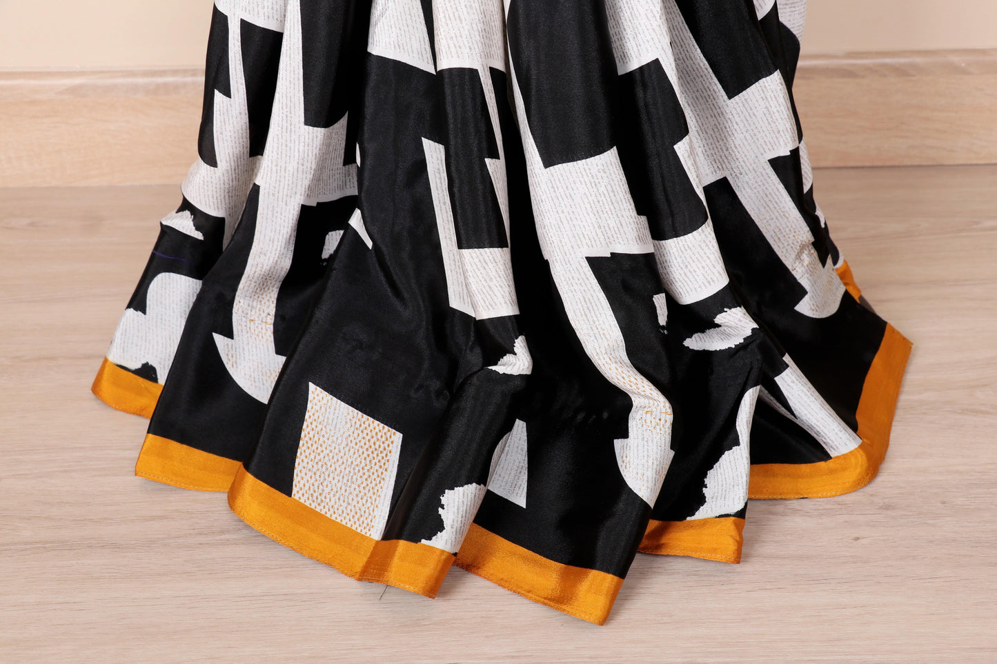 Shwet Shyamal Rekha Saree - 762