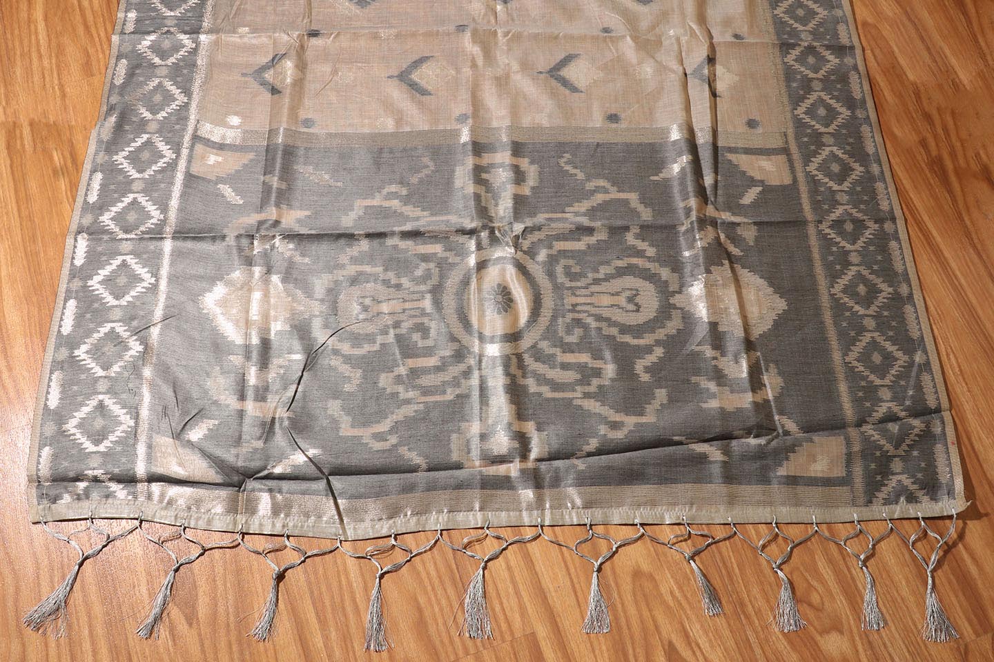 Ash Grey Ikkat-Inspired Linen Saree 057