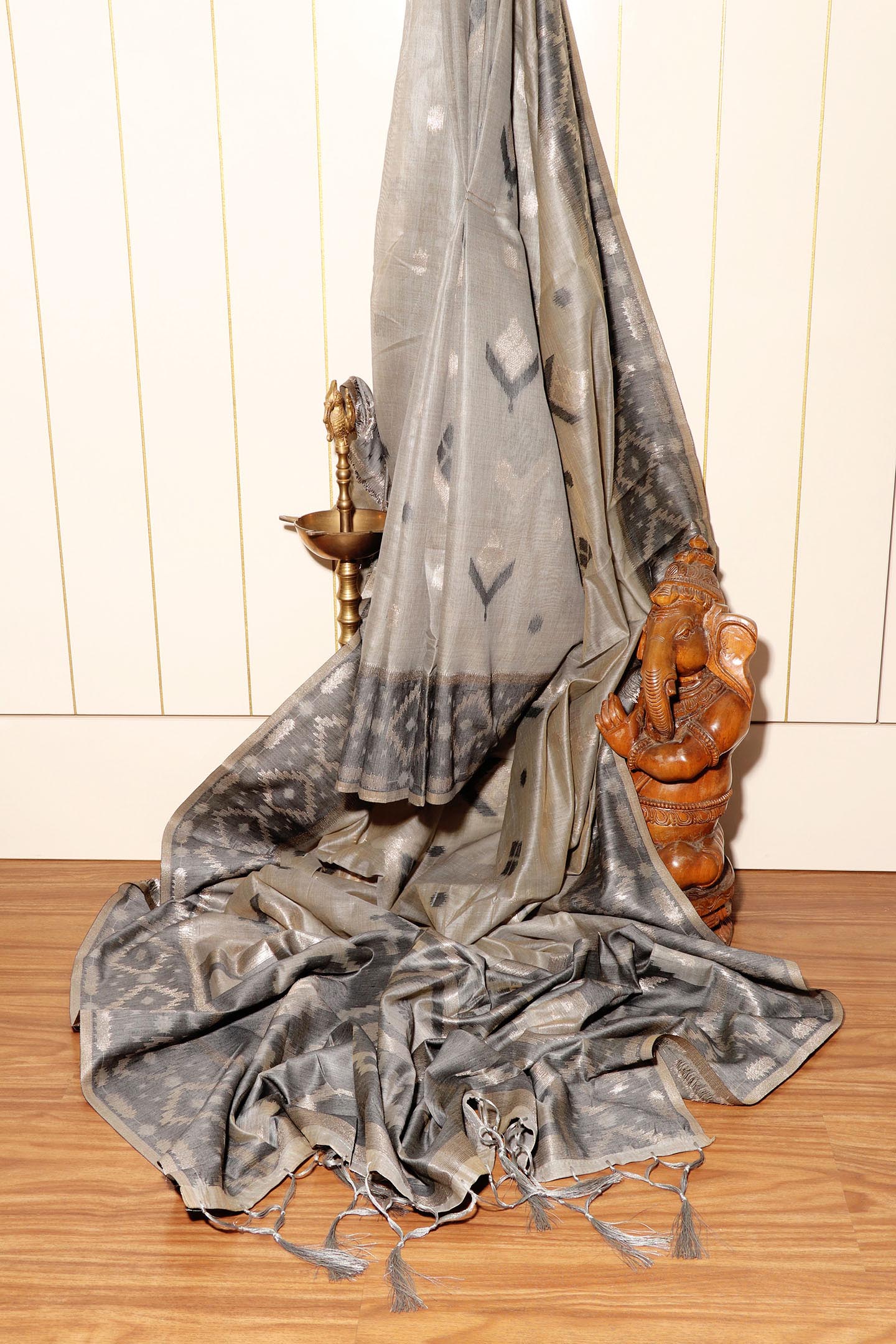 Ash Grey Ikkat-Inspired Linen Saree 057