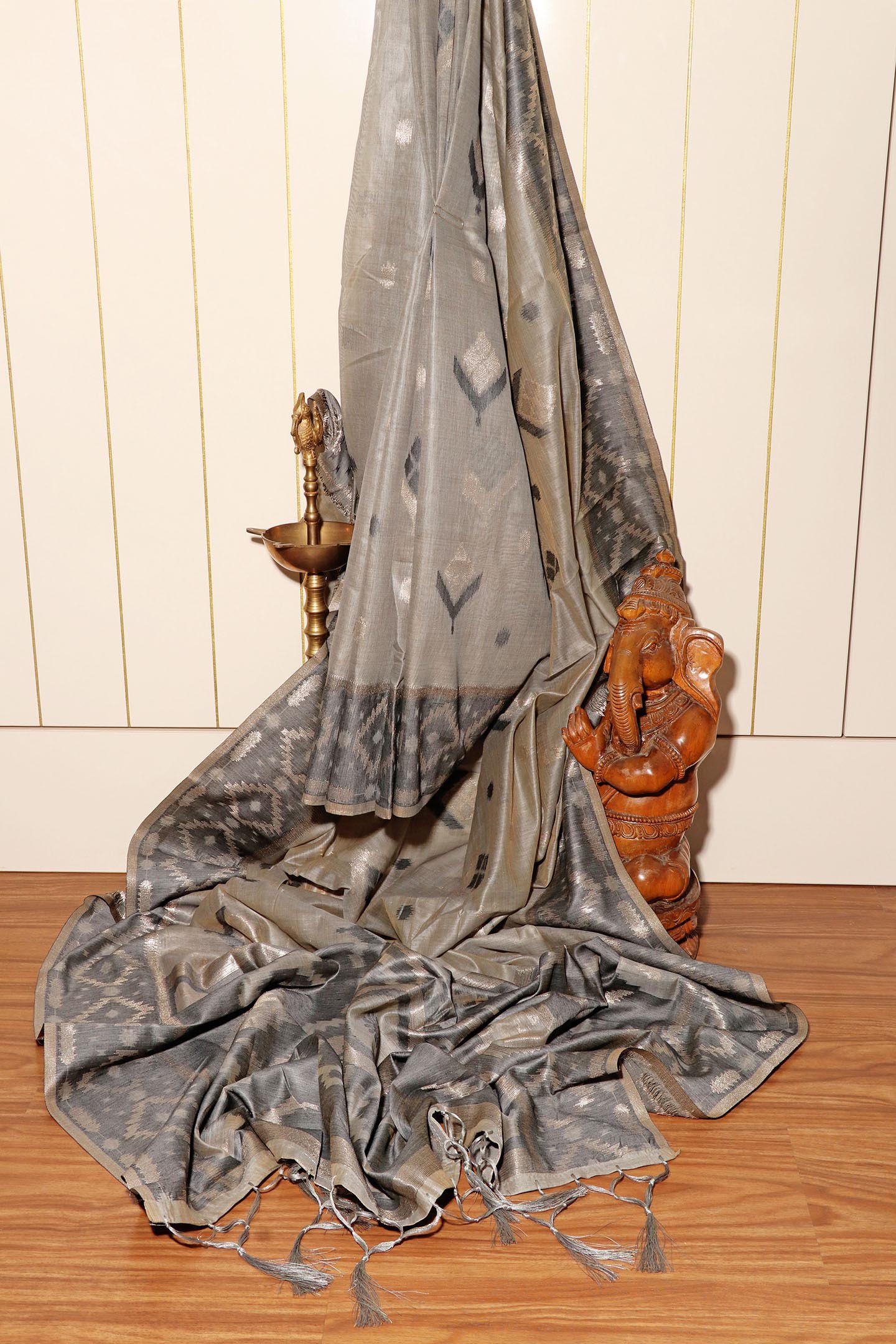 Ash Grey Ikkat-Inspired Linen Saree 057