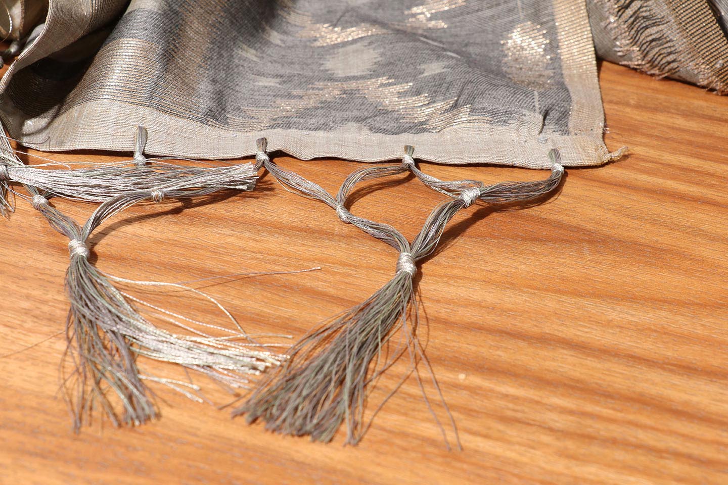 Ash Grey Ikkat-Inspired Linen Saree 057