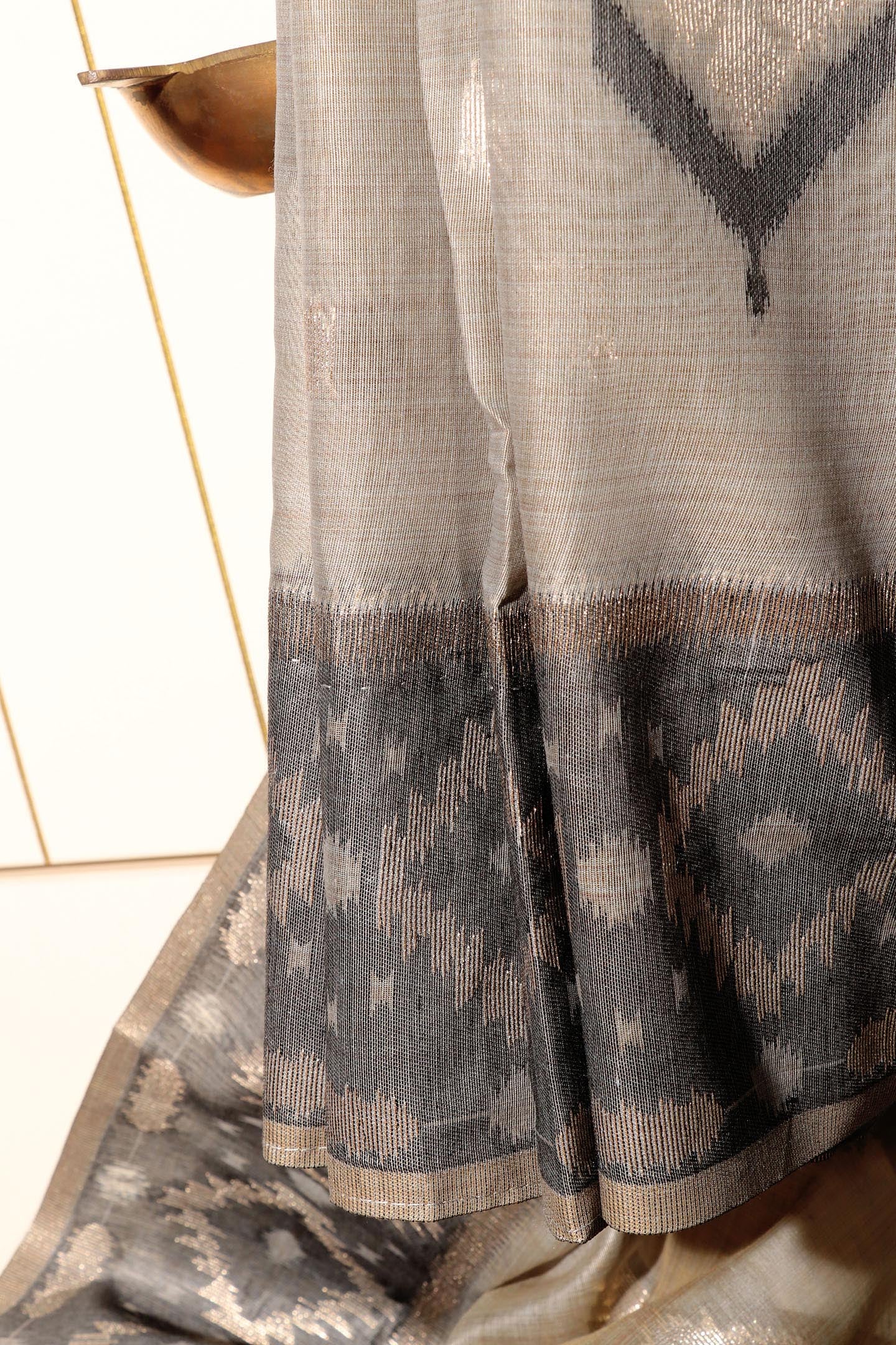 Ash Grey Ikkat-Inspired Linen Saree 057
